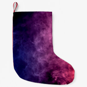 Farbenfrohe lila und blaue Rauchwolken auf der dun Kleiner Weihnachtsstrumpf