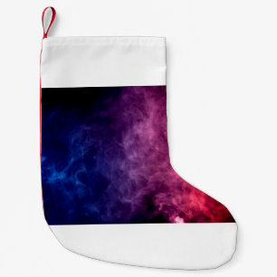 Farbenfrohe lila und blaue Rauchwolken auf der dun Kleiner Weihnachtsstrumpf
