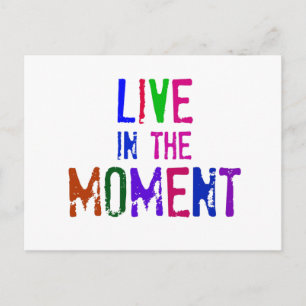 Farbenfrohe Live in dem Moment Zitat Typografie Postkarte