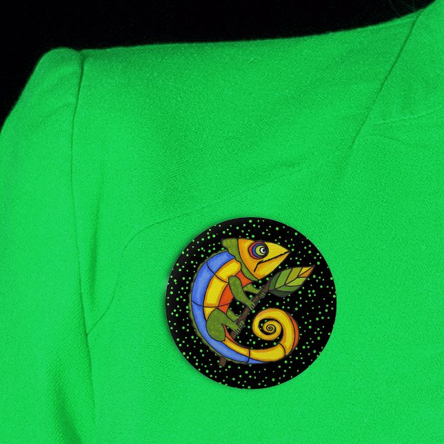Farbenfrohe Lizard an einer Zweigniederlassung Button (Colourful fantasy lizard holding twig with leaf on black with green dots round pin back button.)