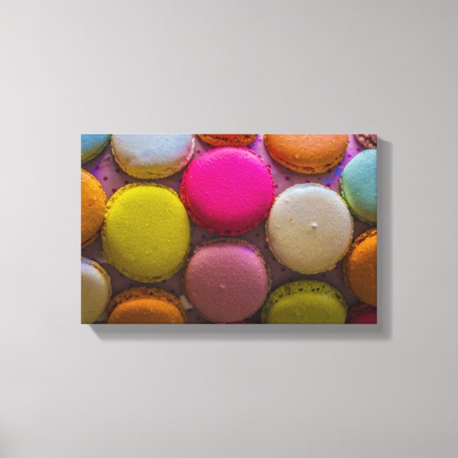 Farbenfrohe Macarons Geschmackvoll gebackenes Dess Leinwanddruck (Vorderseite)