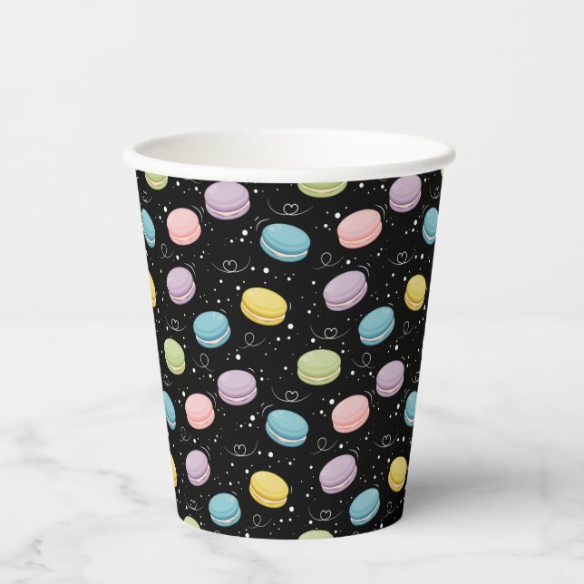 Farbenfrohe Macarons-Muster auf schwarz für Papier Pappbecher (Vorderseite)