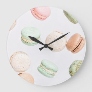 Farbenfrohe Macarons: Süß fallendes Muster. Große Wanduhr