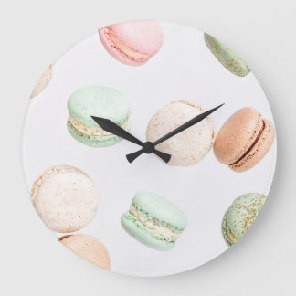 Farbenfrohe Macarons: Süß fallendes Muster. Große Wanduhr