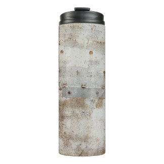 Farbenfrohe Metallwand, Streifen. Thermosbecher