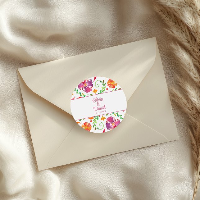 farbenfrohe mexikanische Fiesta Wedding Runder Aufkleber (Colorful Mexican Floral Fiesta Wedding Classic Round Sticker on a wedding envelope.)