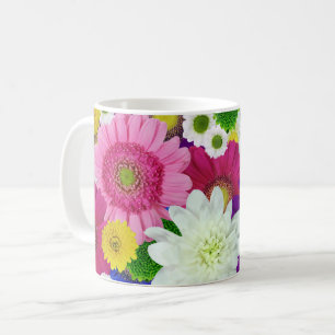 Farbenfrohe Milchprodukte, Sommerblüten, Kaffeetasse