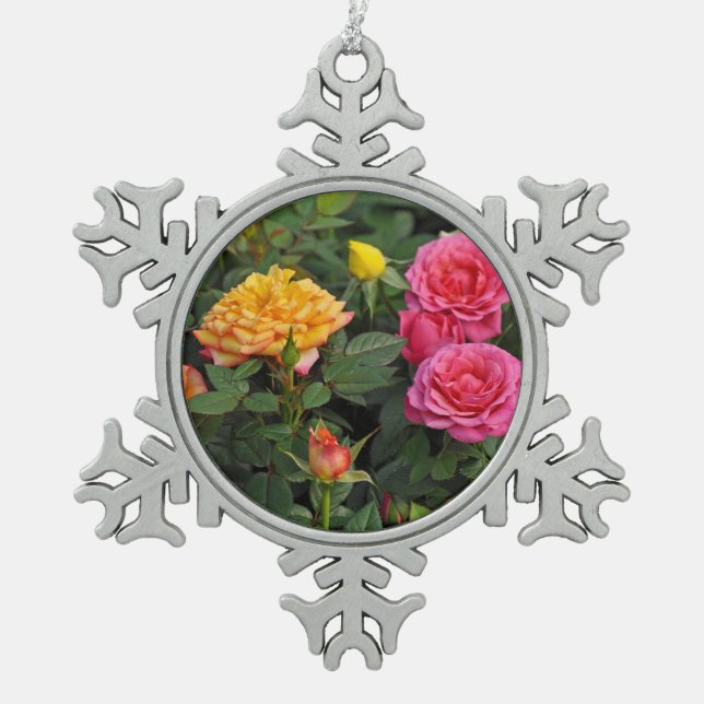Farbenfrohe Miniatur-Rose Schneeflocken Zinn-Ornament (Vorderseite)