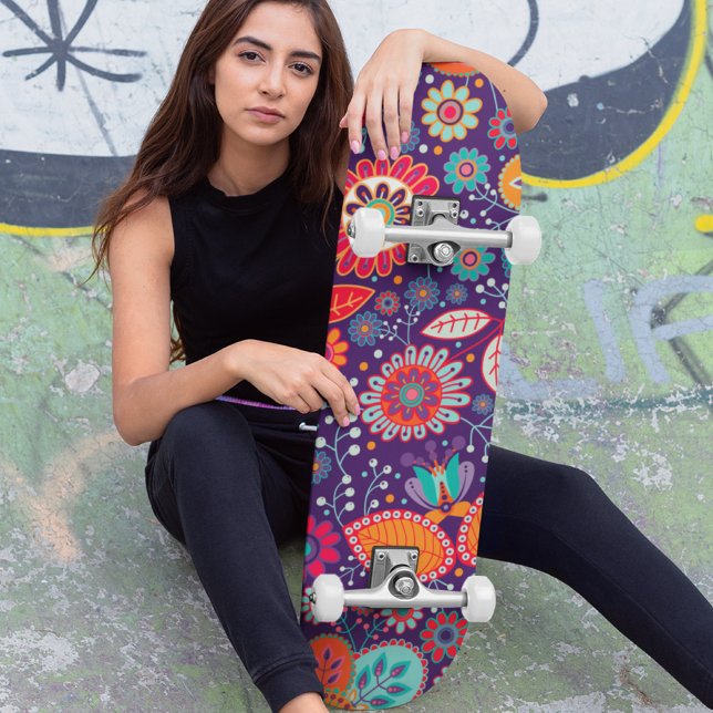 Farbenfrohe Moderne Girl-Floral Muster Skateboard (Von Creator hochgeladen)