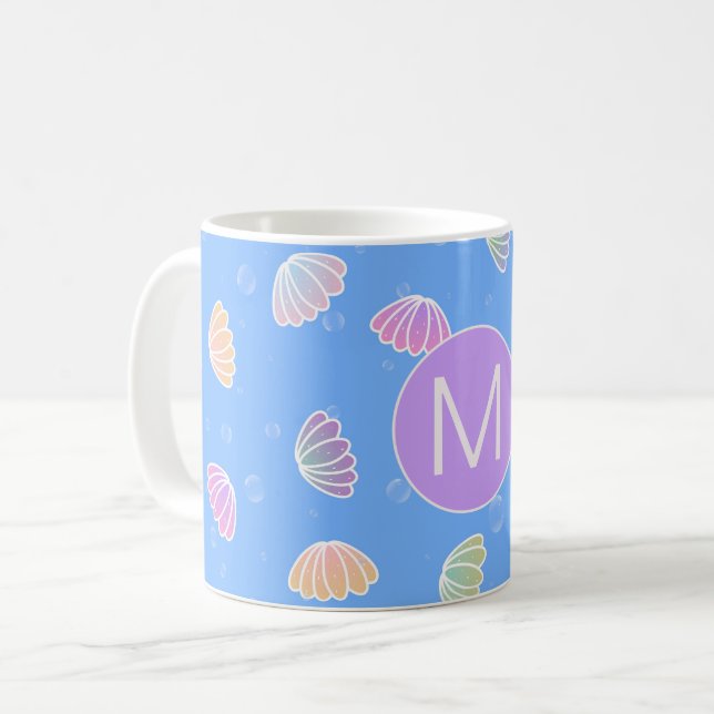 Farbenfrohe Muscheln Muster Light Blue Monogram Kaffeetasse (Vorderseite Links)