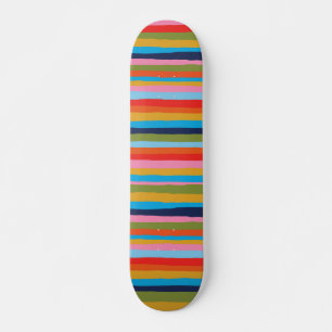 Farbenfrohe Muster der Serrate Stripes Skateboard