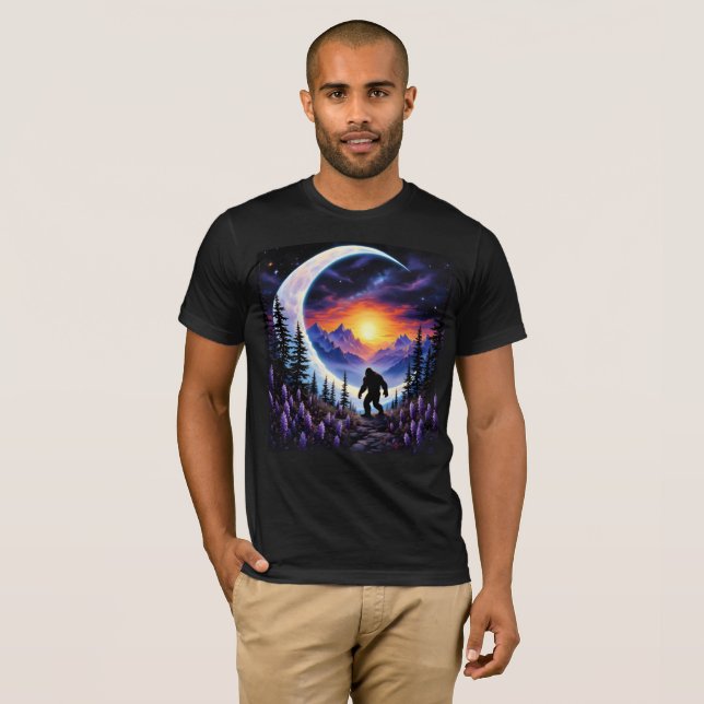 Farbenfrohe Nacht Himmel Sasquatsche Spaziergang,  T-Shirt (Vorne ganz)