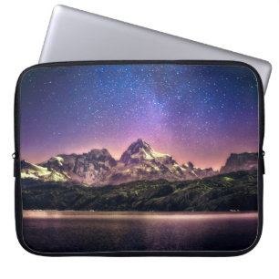 Farbenfrohe nächtliche Himmelslandschaft mit Stern Laptopschutzhülle