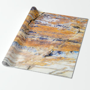 Farbenfrohe Natursteinmauer in einem Steinbruch Geschenkpapier