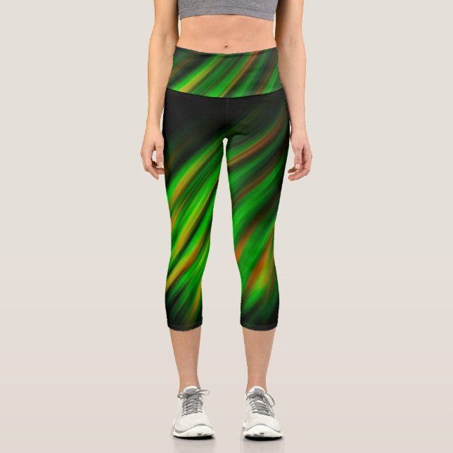 Farbenfrohe neongrüne Pinselstriche auf dunkelgrau Capri Leggings (Vorderseite)