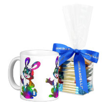 Farbenfrohe Ostern Sonnige Tasse mit Schokolade