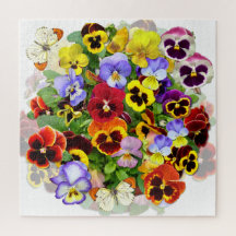 Farbenfrohe Pansy-Arrangement mit Schmetterlingen 
