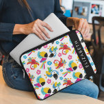 Farbenfrohe Papageien, tropische Papageien, Ihr Na Laptopschutzhülle<br><div class="desc">Niedliche,  lustige und bezaubernde Muster mit farbenfrohen Papageien und Blume. Modernes und trendiges Geschenk,  perfekt für Papageienliebhaber in Ihrem Leben. Personalisieren Sie diese durch Hinzufügen von Namen,  Spitznamen,  Monogramm oder Initialen.</div>