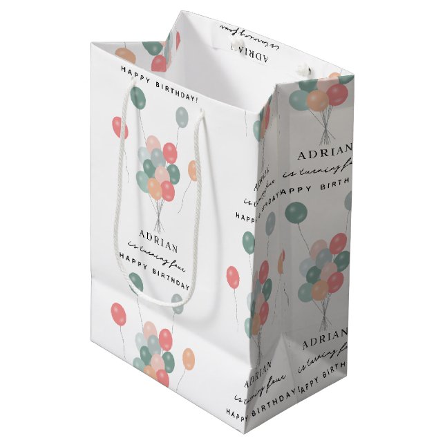 Farbenfrohe Pastel Balloons Modernes Geburtsnamens Mittlere Geschenktüte (Vorderseite Schrägansicht)