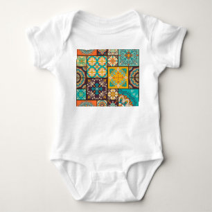 Farbenfrohe Patchwork-islamische Fliese nahtlos Baby Strampler