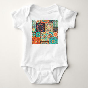 Farbenfrohe Patchwork-Kachel: Islamische Motive. Baby Strampler