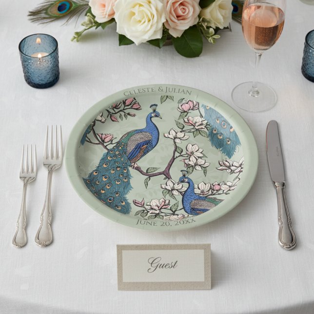 Farbenfrohe Pfauenlandschaft Grün Pappteller (Colorful Peacock Round Wedding Plates. Elegant Floral Peacock & Magnolia Flowers Sage Green Pattern)
