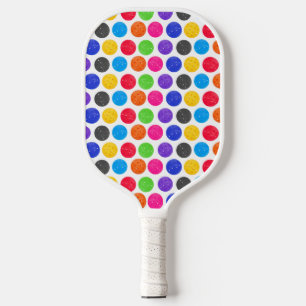 Farbenfrohe Pickleball auf Weiß Schläger