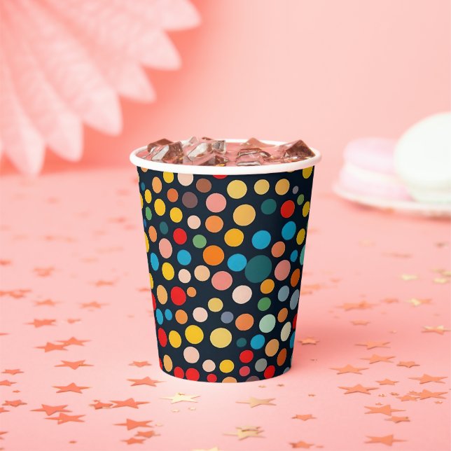 Farbenfrohe Polka Punkte auf dunklem Hintergrund Pappbecher (Insitu)