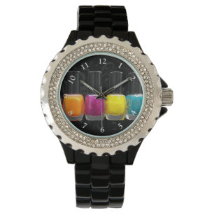 Farbenfrohe polnische Nagelflaschen, Nagelstudio Armbanduhr
