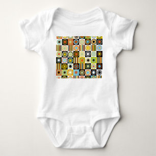 Farbenfrohe Punkte, Kreise, Streifen Hintergrund. Baby Strampler