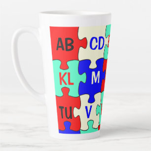 Farbenfrohe Puzzle Stücke & Alphabet Briefe Milchtasse