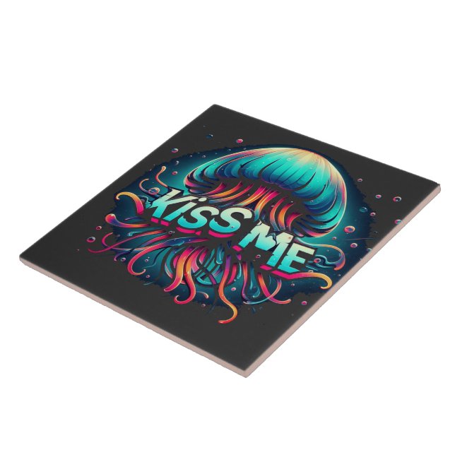 Farbenfrohe Qualle-Illustration mit Kuss-Me-Text Fliese (Seite)
