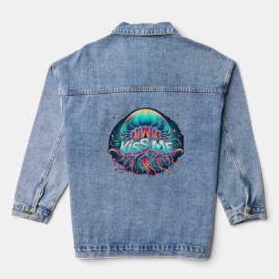 Farbenfrohe Qualle-Illustration mit Kuss-Me-Text Jeansjacke