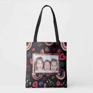 Farbenfrohe Rainbow Tote Taschengestaltung mit tre