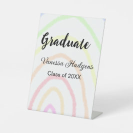 Farbenfrohe Regenbogen-Boho-Abschluss geben Jahr Sockelschild