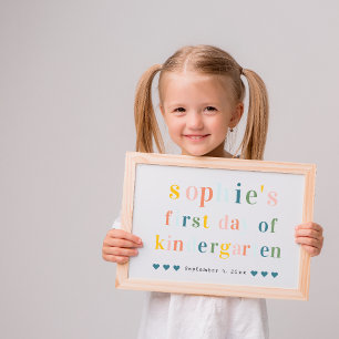Farbenfrohe Regenbogen-Buchstaben   Schild zum 1.  Einladung