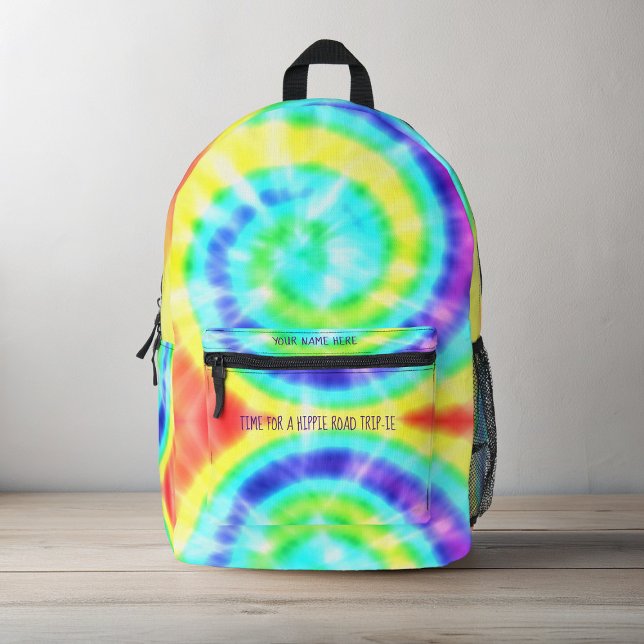 Farbenfrohe Regenbogen-Gefärbte Krawatte Personali Bedruckter Rucksack (Time for a road trip? Stand out from the crowd with this colorful tie dye backpack. Add your name!)