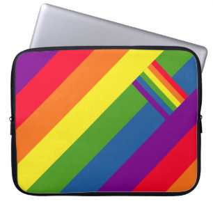 Farbenfrohe Regenbogenstreifen Feiern mit Fahne Laptopschutzhülle