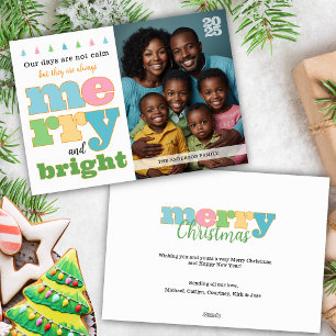 Farbenfrohe Retro Fett Typografie Merry and Bright Feiertagskarte