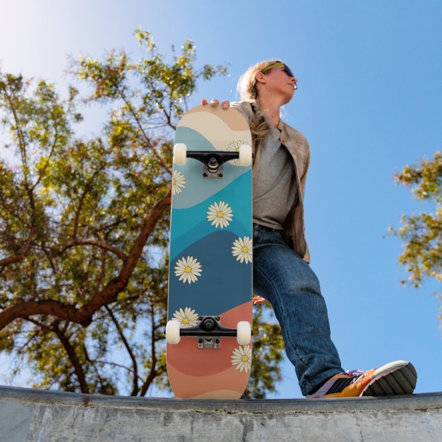 Farbenfrohe Retro Waves & Daisises Muster Skateboard (Außenbereich 1)