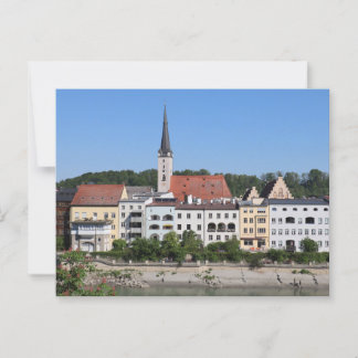 Farbenfrohe Riverfront Aussicht auf Wasserburg am  Postkarte