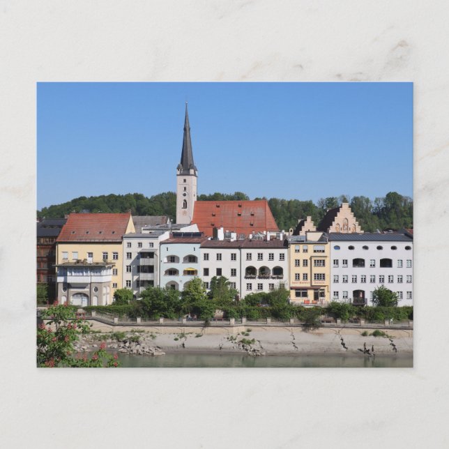 Farbenfrohe Riverfront Aussicht auf Wasserburg am  Postkarte (Vorderseite)