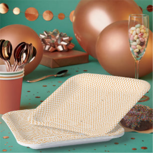 Farbenfrohe Rollen von Geschenkpapier in verschied Pappteller