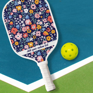 Farbenfrohe rosa blaue Garden-Blume mit benutzerde Pickleball Schläger