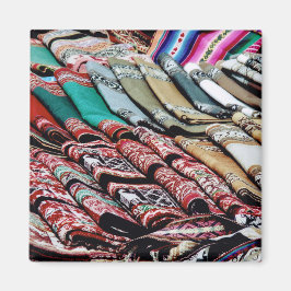 Farbenfrohe Rugs auf einem Markt Magnet