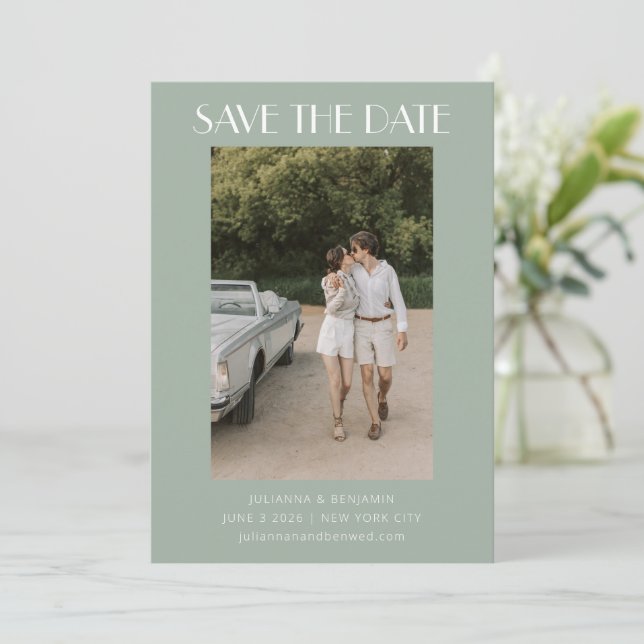 Farbenfrohe Sage Green Art Deco Foto Hochzeit Save The Date (Stehend Vorderseite)