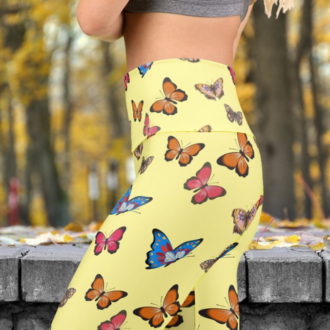 Farbenfrohe Schmetterlinge auf dem Canary Pattern  Capri Leggings (Colorful Butterflies on Canary)