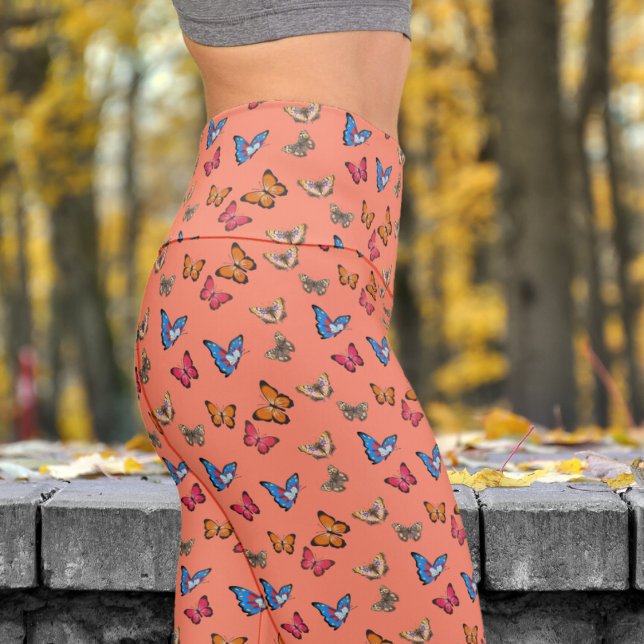 Farbenfrohe Schmetterlinge auf Lachs Pattern Yoga Capri Leggings (Colorful Butterflies on Salmon)