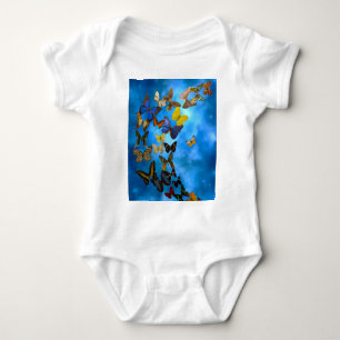Farbenfrohe Schmetterlinge, die über blaue Wolken Baby Strampler