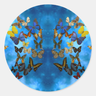 Farbenfrohe Schmetterlinge, die über blaue Wolken Runder Aufkleber